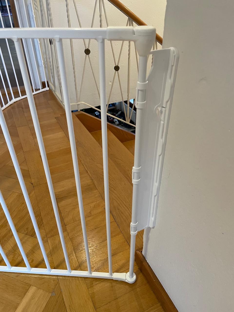 BabyDan Flex fastskruvad i vägg