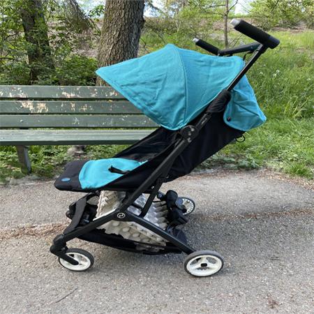 Cybex Libelle har ett delat handtag och liten varukorg, men rullar helt okej på asfalt.