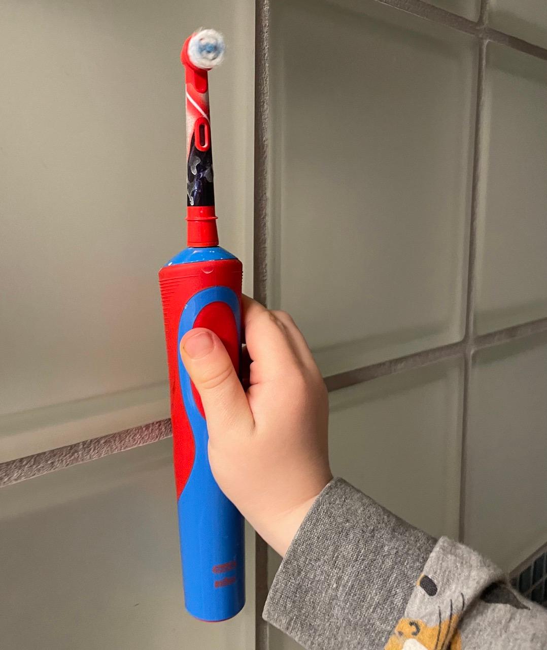 Oral-B Junior Star Wars i handen på en 3,5-åring