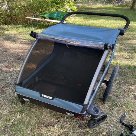 Öppningen på Thule Courier kan täckas för med insektsnät och med ett plastskydd, som skyddar mot regn och vind.